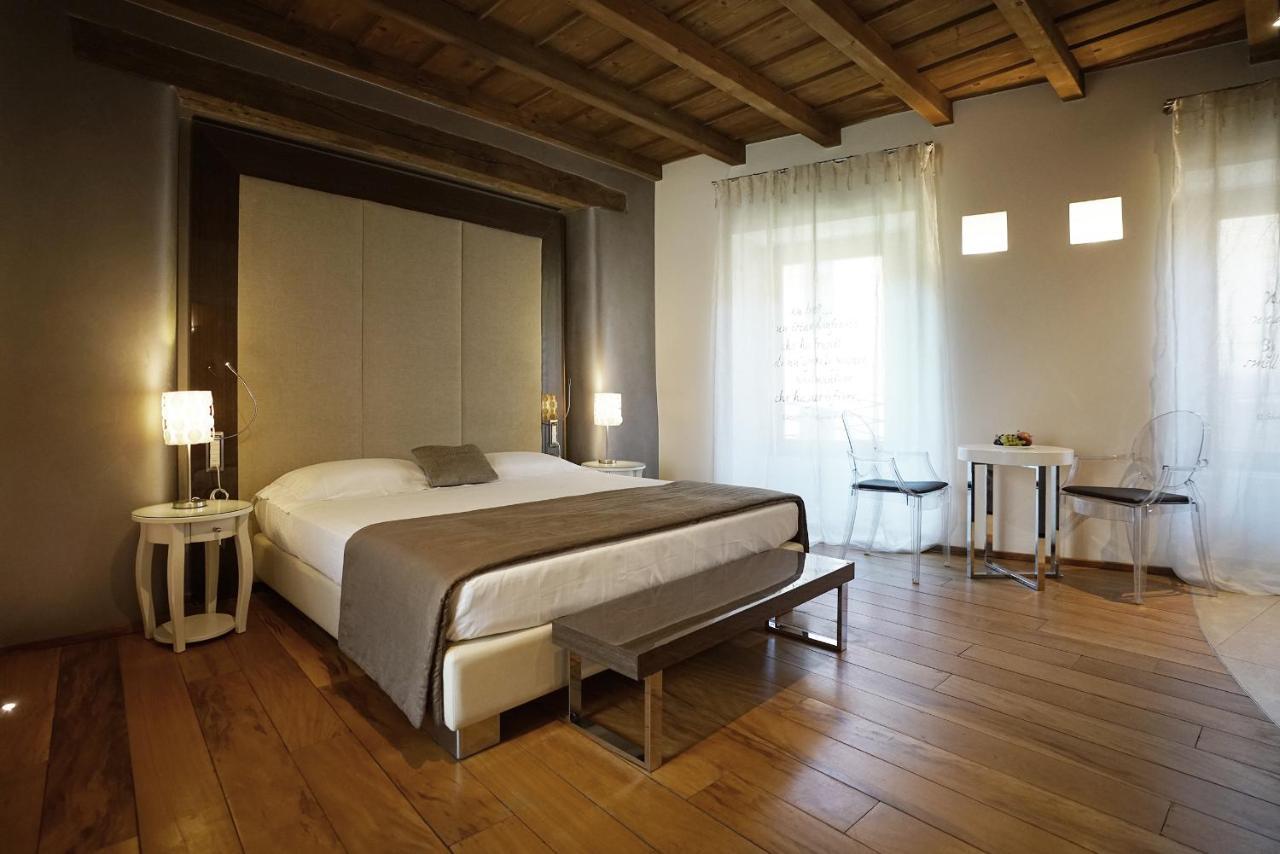 Il Portico - 1711 Luxury Guest House Arlate Bagian luar foto