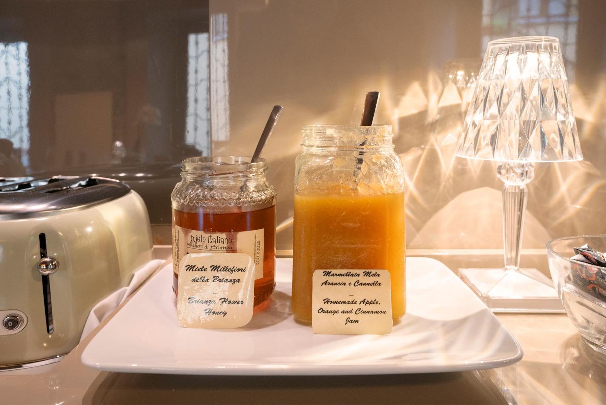 Il Portico - 1711 Luxury Guest House Arlate Bagian luar foto