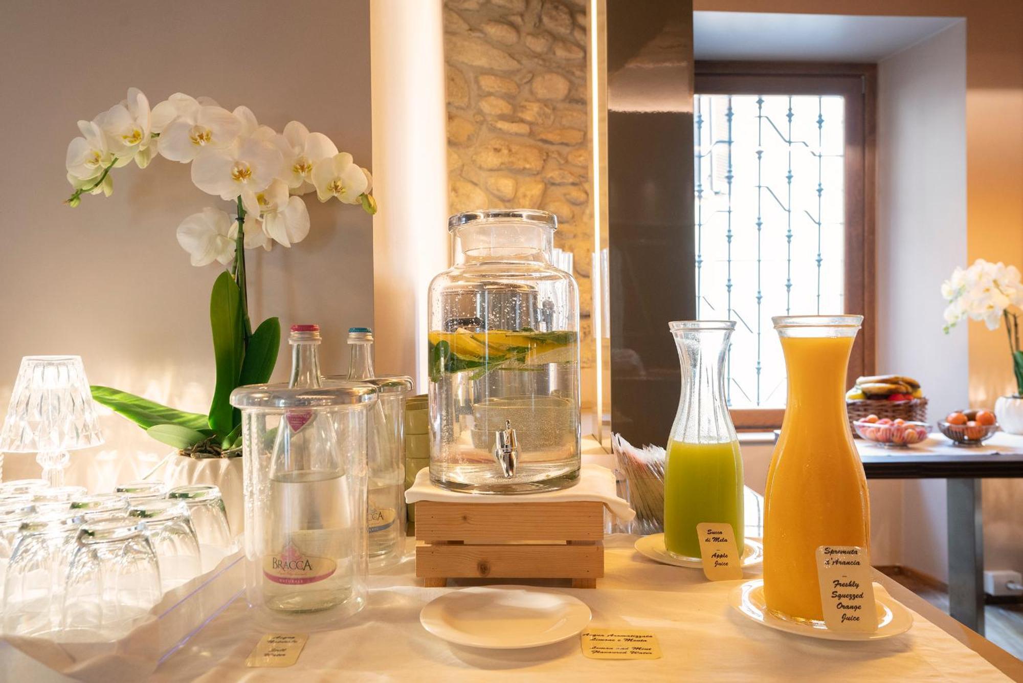 Il Portico - 1711 Luxury Guest House Arlate Bagian luar foto