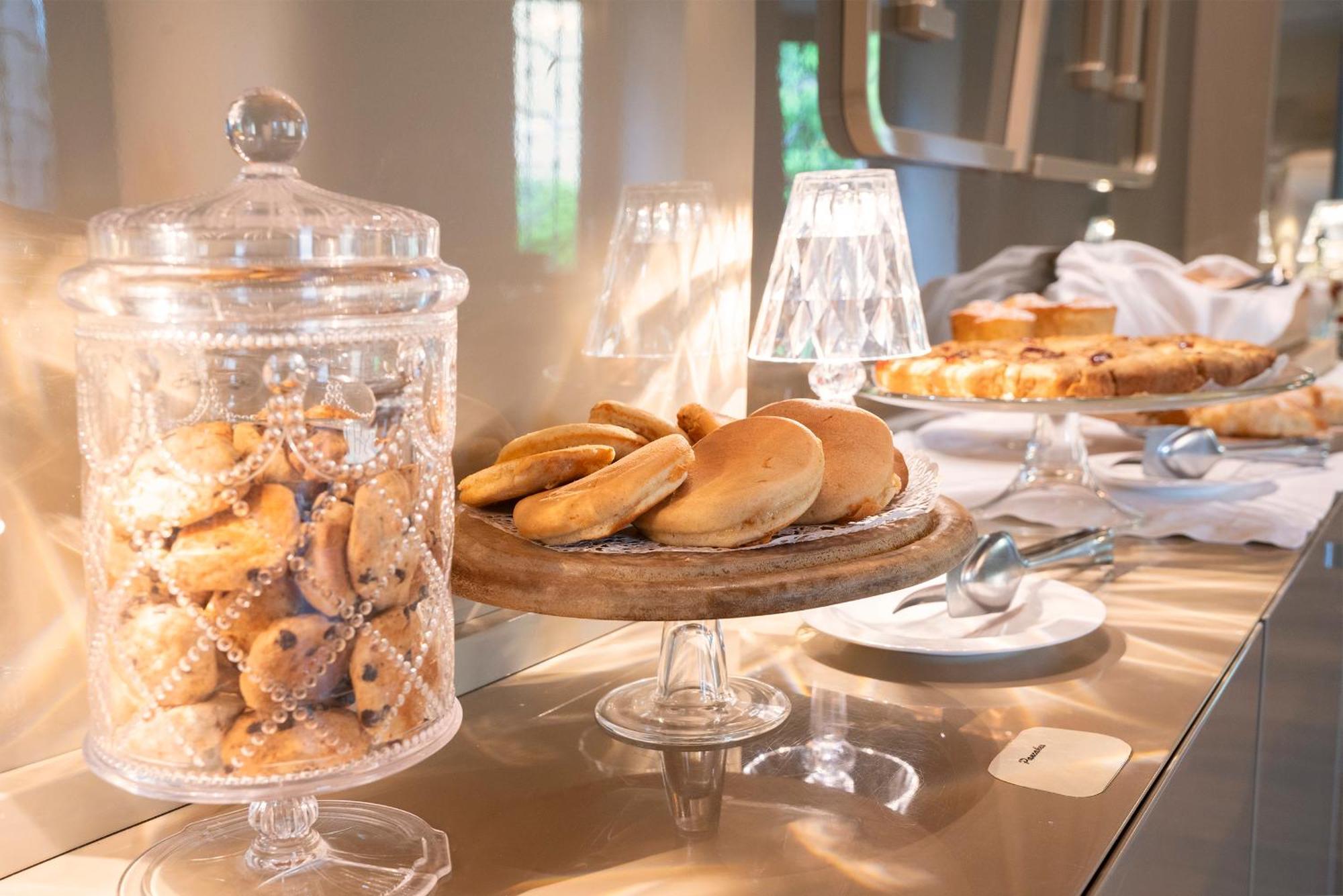 Il Portico - 1711 Luxury Guest House Arlate Bagian luar foto