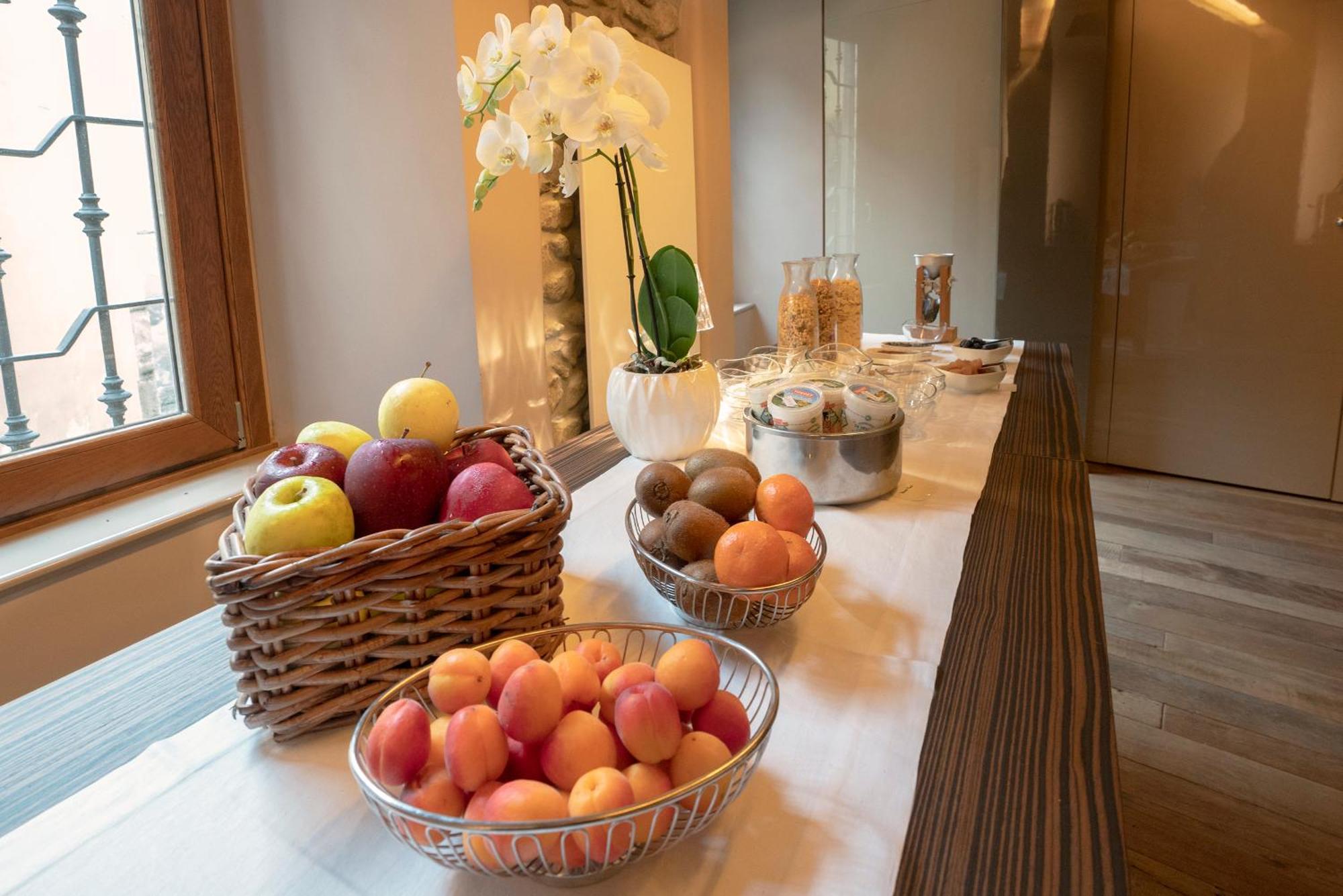 Il Portico - 1711 Luxury Guest House Arlate Bagian luar foto